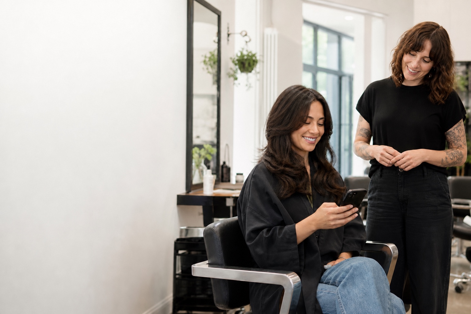 Kundin und Stylistin nach einem gelungenen Salontermin
